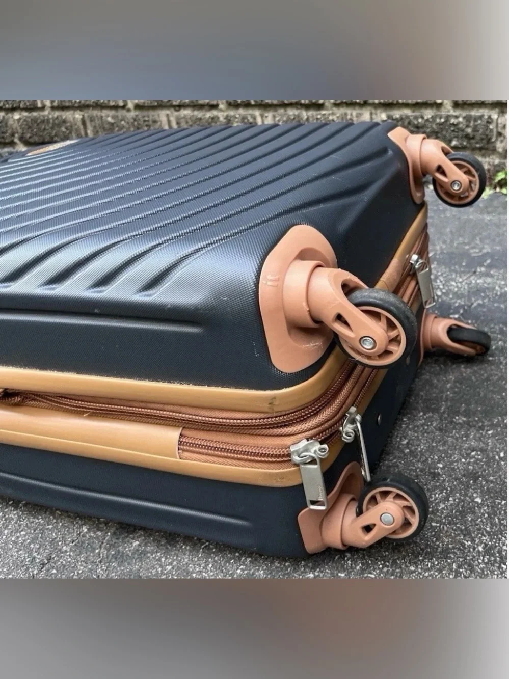 IT Luggage 21.5” Hardside Expandable Carry-On Luggage 4 Wheel Spinner